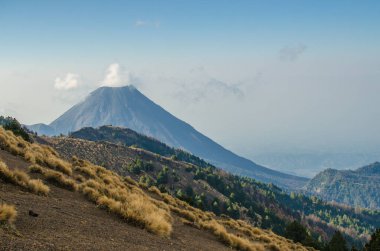 Meksika 'da Colima Volkanı. Colima volkanının gündüz manzarası. Mavi gökyüzü ve beyaz bulutlar..
