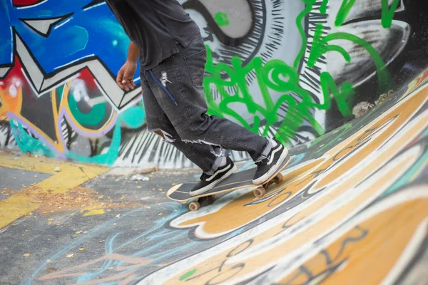 Joven Skater Saltando Una Rampa Joven Monopatín Con Pared Pintada —  Fotos de Stock