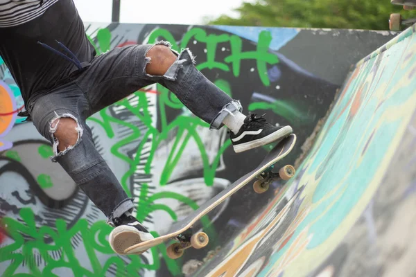 Jonge Skateboarder Springt Een Helling Jongeman Skateboard Met Graffiti Beschilderde — Stockfoto