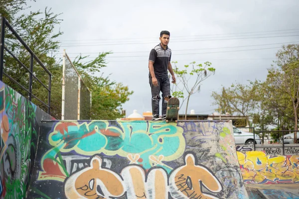 Νεαρός Skateboarder Άλμα Μια Ράμπα Νεαρός Στο Σκέιτμπορντ Γκράφιτι Ζωγραφισμένο — Φωτογραφία Αρχείου