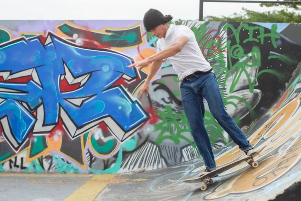 Junge Skateboarder Springen Auf Einer Rampe Junger Mann Auf Skateboard — Stockfoto