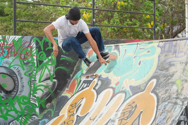 Jonge Skateboarder Springt Een Helling Jongeman Skateboard Met Graffiti Beschilderde — Stockfoto