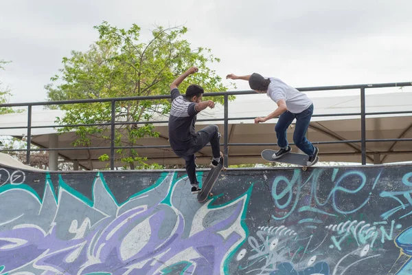 Unge Skateboardere Gjør Triks Rullebrettrampe Ung Skater Hopper Rampe Malt – stockfoto