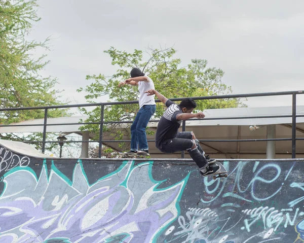 Mladí Skateboardisté Dělají Triky Skateboardové Rampě Mladý Skateboardista Skákání Rampě — Stock fotografie