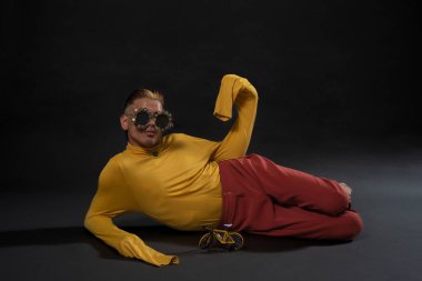 Bir akışkan cinsiyetin stüdyo portresi.