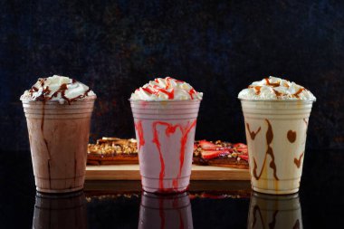 Malt milkshake, farklı aromalı ve koyu arkaplanda krep..