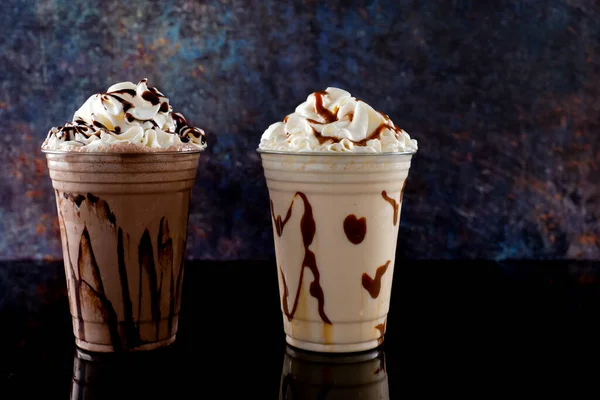 Milkshakes Olika Smaker Mörk Bakgrund — Stockfoto