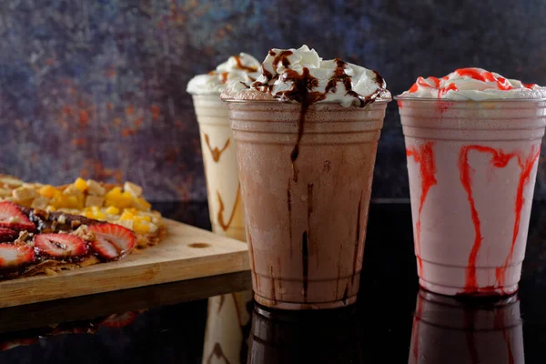 Batidos Malteados Diferentes Sabores Crepes Sobre Fondo Oscuro — Foto de Stock