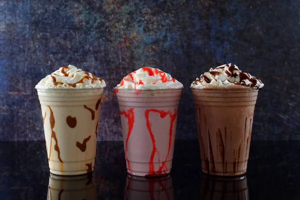 Koyu arkaplanda farklı aromalı milkshake.
