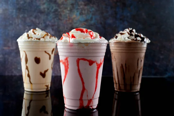 Koyu arkaplanda farklı aromalı milkshake.