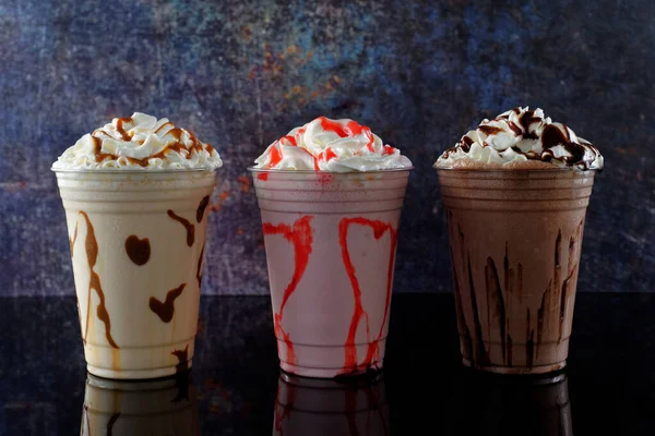 Koyu arkaplanda farklı aromalı milkshake.