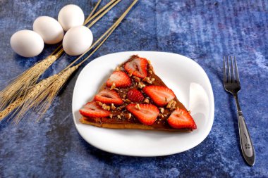 Çikolata ve doğal çilekli krep..