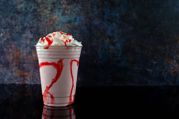 Batido Fresa Con Jarabe Fresa Vidrio Transparente Sobre Fondo Oscuro — Foto de Stock