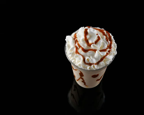 Batido Vainilla Con Jarabe Chocolate Vidrio Transparente Sobre Fondo Oscuro — Foto de Stock