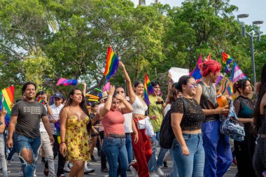 Colima, Colima / Meksika; Temmuz 03, 2022: İnsanlar çok renkli bayrakları sallayarak LGBT + Gurur Yürüyüşünü kutluyorlar.