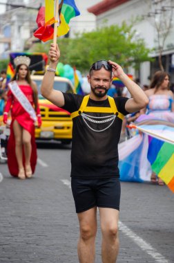 Colima, Colima / Meksika; Temmuz 03, 2022: LGBT ilerlemesinin bayrağını taşıyan kişi LGBT + Pride Parade