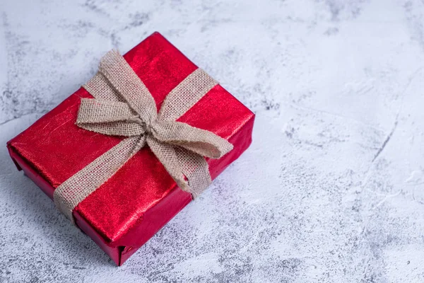 Gift Box Wrapped Red Paper Concrete Table — Stock Photo, Image