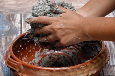 Tortilla yapmak için mısır hamurunu karıştıran kadın elleri. Meksika temel yemekleri.