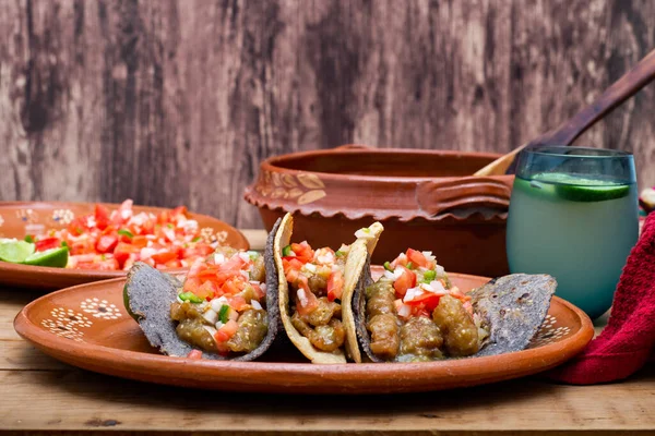 Chicharrones Green Sauce Tacos Served Pico Gallo Salad Typical Mexican — Stockfoto