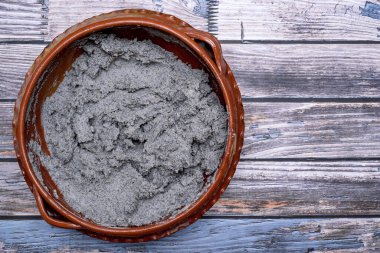 Tortilla yapmak için mısır hamurlu kil çömlek. Tortilla hazırlamak için hamur, tipik Meksika yemeği..