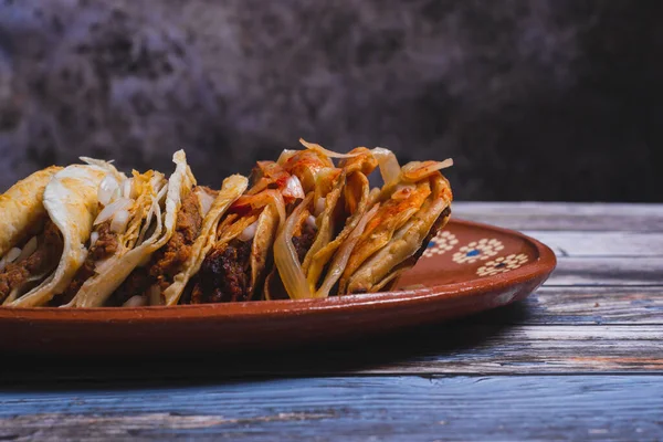 Barbacoa Tacos Served Clay Dish Wooden Table Typical Mexican Food — Foto de Stock