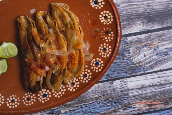 Barbacoa Tacos Served Clay Dish Wooden Table Typical Mexican Food — Fotografia de Stock