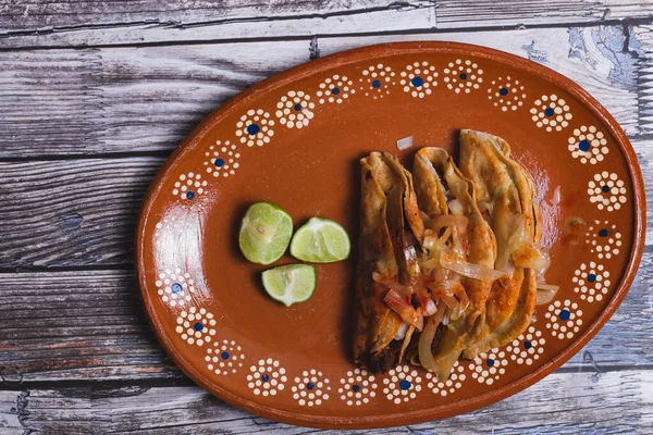 Barbacoa Tacos Podávaný Hliněném Talíři Dřevěném Stole Typické Mexické Jídlo — Stock fotografie