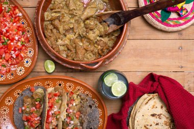 Piko de gallo salatasıyla servis edilen yeşil soslu taco 'lar. Tipik Meksika yemekleri..