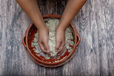 Tortilla yapmak için mısır hamurunu karıştıran kadın elleri. Meksika temel yemekleri.