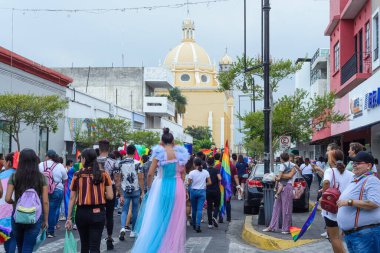 Colima, Colima. Meksika; Temmuz 03, 2022: İnsanlar LGBT + Gurur Yürüyüşü 'nü kutluyorlar.