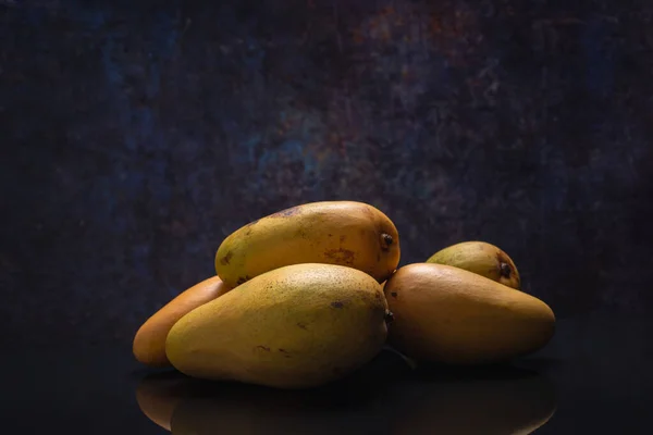 Group Ripe Mangoes Dark Atmosphere Black Glass Table Reflection Lateral — 스톡 사진