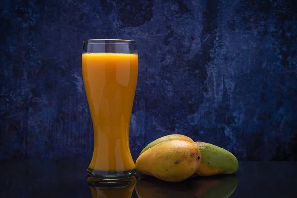 Mango Juice Glass Group Mangoes Black Glass Table Blue Background — Stock Photo, Image