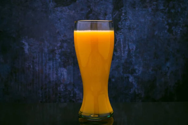 Hohes Glas Mit Mangosaft Auf Schwarzem Glastisch Mit Spiegelung Blauer — Stockfoto