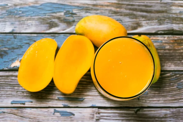 Glass Mango Juice Sliced Mangoes Wooden Table Colorful Scene — Stockfoto