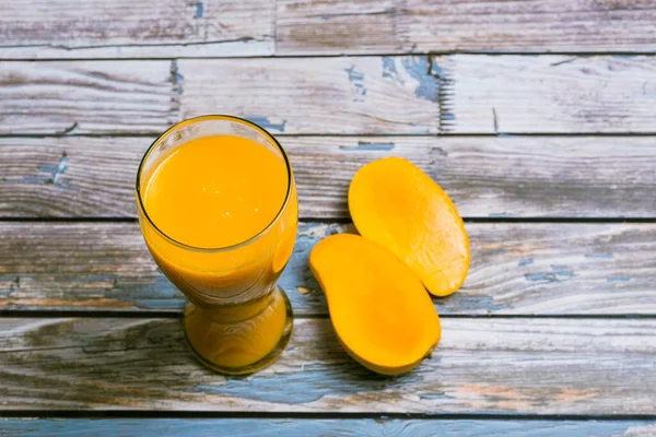 Glass Mango Juice Sliced Mangoes Wooden Table Colorful Scene — Stock Photo, Image