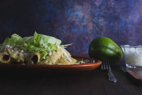 Green Enchiladas Lettuce Served Clay Dish Wooden Table —  Fotos de Stock