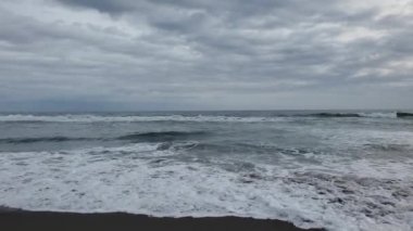 Bulutlu bir günde deniz manzarası. Meksika 'nın batı kıyısındaki sahil. Yatay kaydırma.