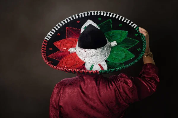 Студийный Портрет Человека Шарро Шляпе Типичная Мексиканская Шляпа Цветами Флага — стоковое фото