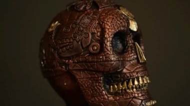 Ölüler gününü kutlamak için el yapımı alçı kafatası. Kafatası ön planda dönüyor..