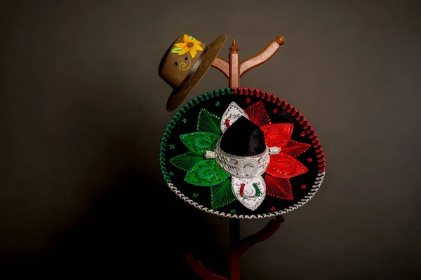 Trojbarevný Charro Klobouk Ručně Malovaný Sombrero Mexické Klobouky Dřevěném Věšáku — Stock fotografie
