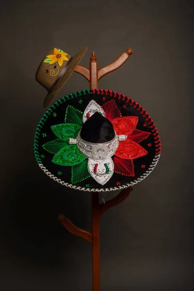Trojbarevný Charro Klobouk Ručně Malovaný Sombrero Mexické Klobouky Dřevěném Věšáku — Stock fotografie