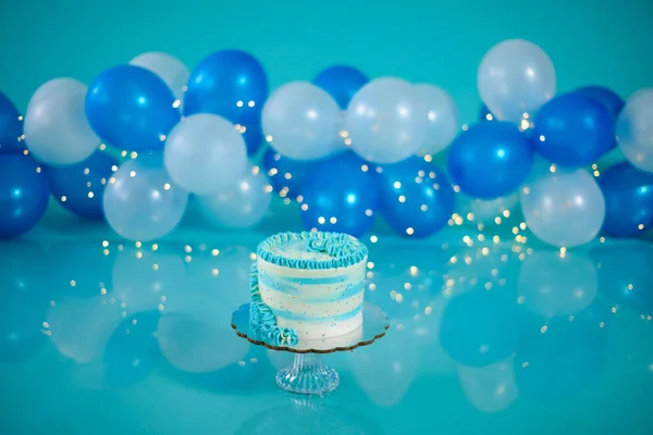 Gâteau Anniversaire Bleu Blanc Avec Des Ballons Arrière Plan Décoration — Photo