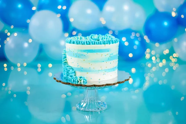 背景に風船付きの青と白の誕生日ケーキ 写真撮影のための写真セットの装飾 — ストック写真