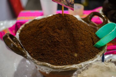 İçinde köstebek tozu olan bir kap. Tipik Meksika yemekleri sokak pazarında satılıyor..