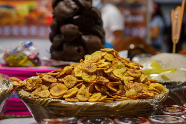 프라이팬에 바나나를 썰어서 시장에서 팔리는 전형적 멕시코 — 스톡 사진