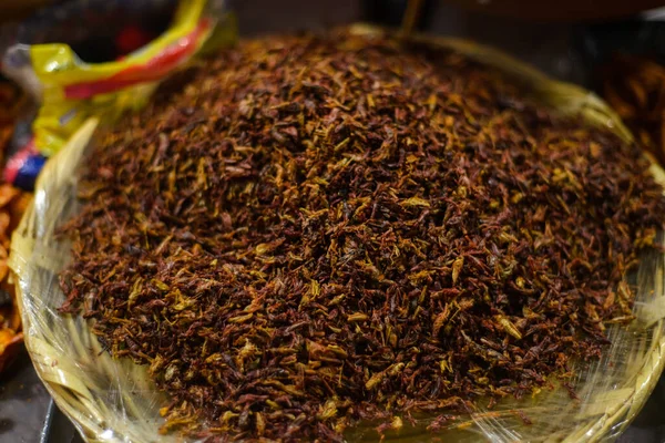 소금을 발라서 메뚜기들이 보금자리 시장에서 팔리는 이국적 멕시코 — 스톡 사진