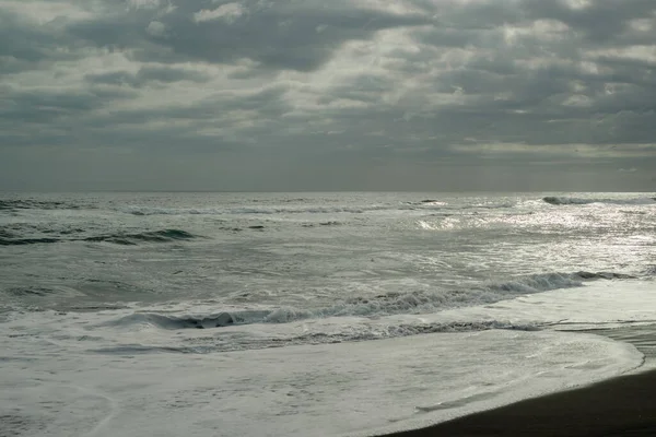 Coucher Soleil Sur Plage Avec Ciel Nuageux Surfez Sur Plage — Photo