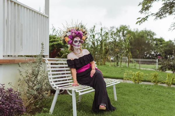 カトリーナとして構成された女性の屋外肖像画 死んだお祝いの日のためにカトリーナとして構成されるメキシコの女性 — ストック写真
