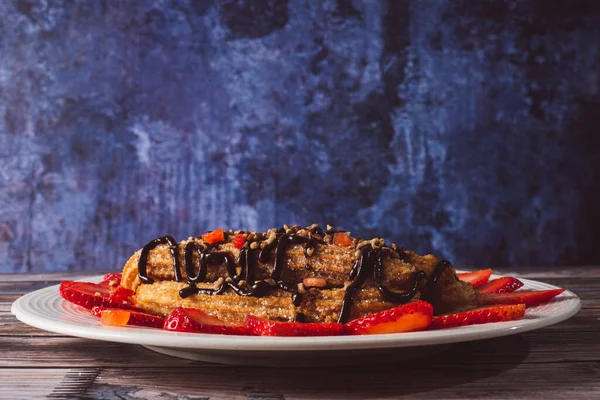 Churros Mit Schokolade Zerdrückten Mandeln Und Erdbeeren Auf Einem Weißen — Stockfoto
