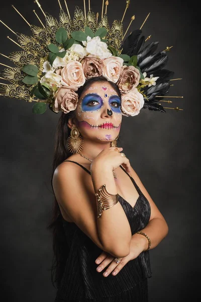 サンタ ムエルテ 砂糖の頭蓋骨の化粧をした女性の肖像画 ハロウィンメイク カラベラ カトリーナの肖像 — ストック写真